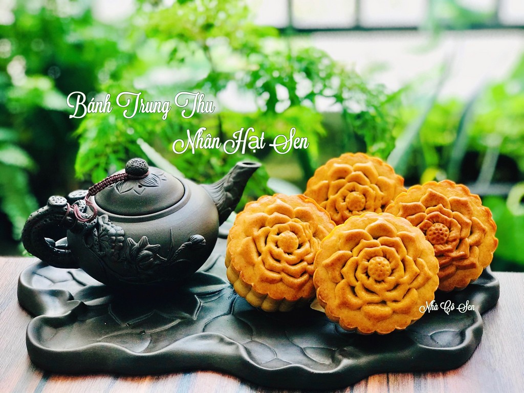 Làm bánh nướng Trung Thu nhân hạt Sen đậm đà vị truyền thống.